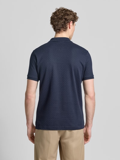 Männermodel trägt Regular Fit Poloshirt mit kurzem Reißverschluss von Lerros in Dunkelblau mit Strukturmuster, Rückenlänge 72 cm, Ganzkörperansicht Rückansicht.