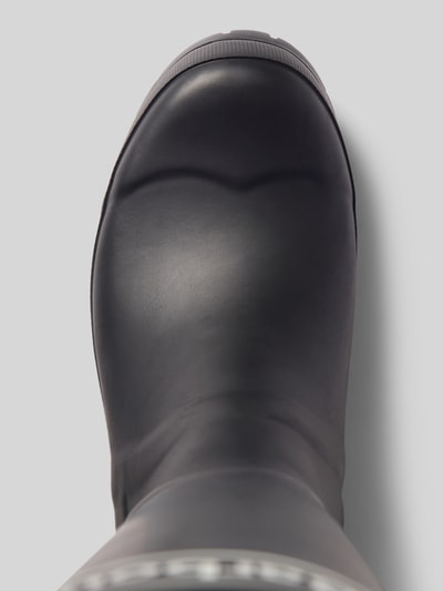 Productfoto, zwarte laars met label in reliëf model 'Abbey Tall Welly' van Barbour, Dames laars/boots, glad oppervlak, detailopname