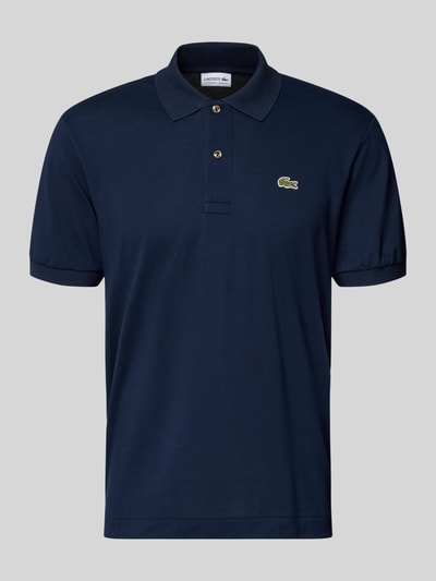 Produktfoto, Regular Fit Poloshirt aus Baumwoll-Mix von Lacoste in dunkelblauem Unidesign mit Piqué-Struktur, kurzem Kragen, Logo-Applikation