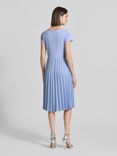 Frauenmodel trägt Midikleid in Plissee-Optik von Christian Berg Woman Selection, hellblauer Elastischer-Material-Mix, Tailliert, Rundhalsausschnitt, Kurzärmelig, Rückenlänge 108 cm, Brustweite 42 cm, Ärmellänge 15 cm, Ganzkörperansicht Rückansicht.