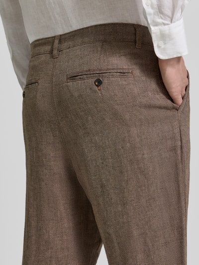 Männermodel trägt Relaxed Fit Stoffhose aus Leinen-Baumwoll-Mix Modell 'RON' von SELECTED HOMME, melierter Twill, Detailaufnahme Rückansicht.