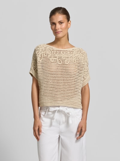 Vrouwenmodel draagt gebreide pullover met boothals en 1/2-mouwen van katoenmix, relaxed fit, ruglengte 45 cm, van Oui, frontale opname, bovenlichaam close-up.