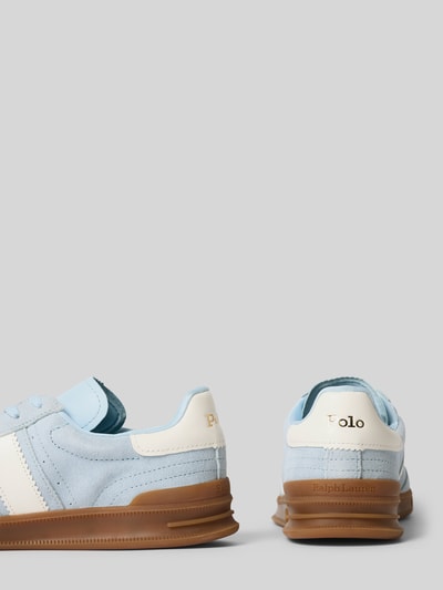Produktfoto, Sneaker aus Leder mit Schnürung Modell 'HERITAGE AERA' von Polo Ralph Lauren, prawdziwa skóra, zaokrąglony nosek, sznurowanie, detale z logo, gumowa podeszwa, wysokość obcasa w rozmiarze 40: 4 cm, wysokość cholewki w rozmiarze 40: 6 cm, szerokość w rozmiarze 40: 6 cm, jasnoniebieskie i białe odcienie, kontrastowe tekstury.