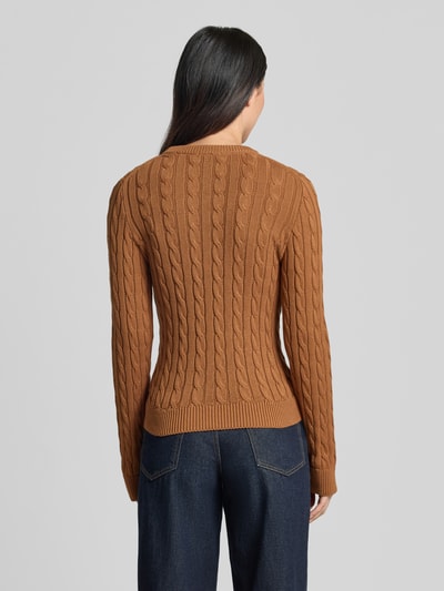 Vrouwenmodel draagt Strickpullover mit Zopfmuster und Rundhalsausschnitt van Jake*s Casual in bruin, puur katoen, recht model, kabelpatroon, ribboorden, ruglengte maat S 59 cm, mouwlengte maat S 70 cm, geheel van achteren