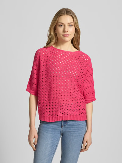Frauenmodel trägt Strickshirt mit U-Boot-Ausschnitt Modell 'Ho44liday' von ZABAIONE in Pink, Reine Baumwolle, Gerader-Schnitt, Label-Detail, Ganzkörperansicht von vorne. Rückenlänge bei Größe S: 50 cm, Ärmellänge bei Größe S: 33 cm.