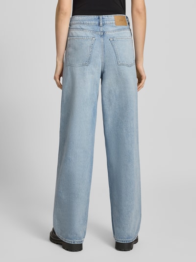 Frauenmodel trägt Jeans mit 5-Pocket-Design Modell 'TOKYO' von JJXX in Hellblau, lockerer Schnitt, Baumwoll-Mix, Ganzkörperansicht Rückansicht.