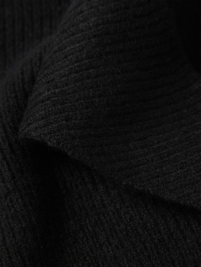 Produktfoto, Schal aus reiner Wolle Modell 'LOWEE' von MSCH Copenhagen, schwarze Farbe, gerippte Textur, unifarben, detailreiche Nahaufnahme.