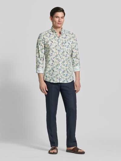 Männermodel trägt Slim Fit Freizeithemd mit Button-Down-Kragen Modell 'Slub' von Fynch-Hatton aus Reine Baumwolle, floraler Allover-Print, Brusttasche, Langärmelig, durchgehende Knopfleiste, Ganzkörperansicht von vorne.