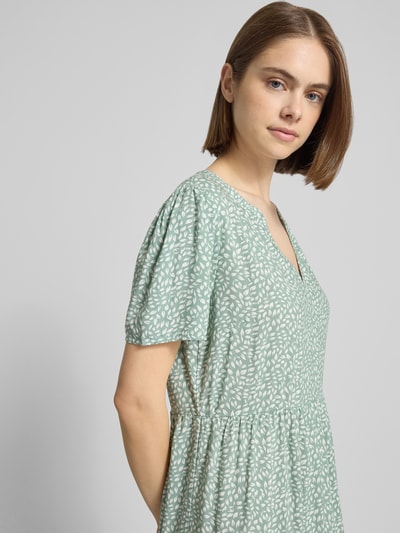 Frauenmodel trägt Tailliertes Sommerkleid aus reiner Viskose Modell 'ZALLY LIFE' von Only, Optik:Allover-Muster, Mini-Länge, V-Ausschnitt, Kurzarm, reine Viskose, Ganzkörperansicht von vorne.