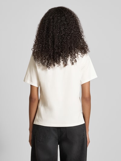 Frauenmodel trägt Slim Fit T-Shirt aus reiner Baumwolle Modell 'DAGILE' von Weekend Max Mara, Optik: unifarben, Ganzkörperansicht Rückansicht.
