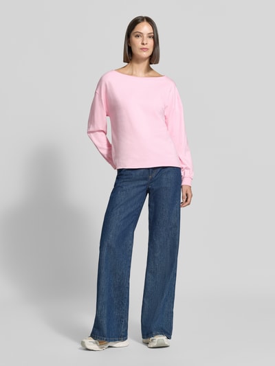 Frauenmodel trägt Relaxed Fit Pullover aus Baumwoll-Mix von Smith and Soul in Hellrosa mit U-Boot-Ausschnitt, Ganzkörperansicht von vorne.