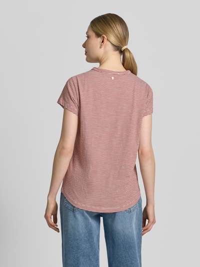 Frauenmodel trägt Regular Fit T-Shirt mit Logo-Print von MOS MOSH, Damen T-Shirt aus Reine Baumwolle, Rundhalsausschnitt, Rückenlänge 63 cm, gestreiftes Muster, Ganzkörperansicht Rückansicht.
