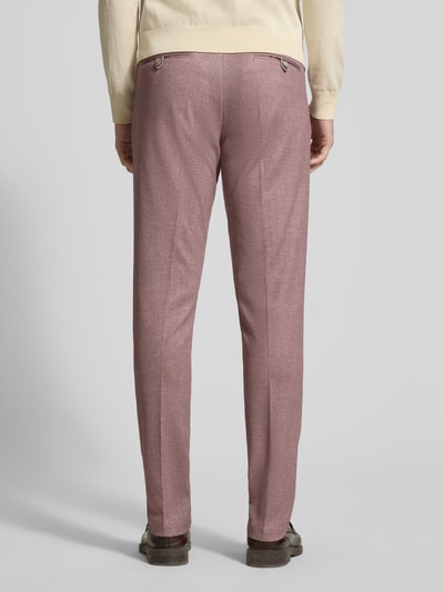 Mężczyznamodel nosi Slim Fit 2-Knopf-Sakko mit Pattentaschen von Zuitable, mieszanka lyocellu, krój slim fit, kołnierz z połami, zapięcie na 2 guziki, kieszenie z patką, szerokość w rozmiarze 50: 43 cm, długość wewnętrzna nogawki w rozmiarze 50: 81 cm, kolor różowo-czerwony, gładka tekstura, widok całej sylwetki z tyłu.