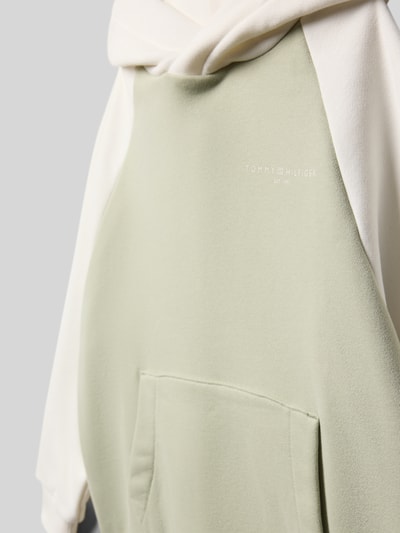 Tommy Hilfiger Kids Bluza z kapturem o kroju relaxed fit z mieszanki bawełny Trzcinowy 2