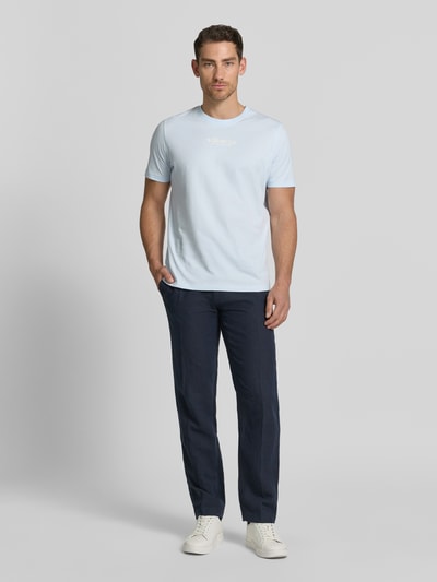Männermodel trägt Regular Fit T-Shirt aus reiner Baumwolle von s.Oliver RED LABEL, unifarben, mit label print, rundhals, kurzarm, ganzkörperansicht von vorne