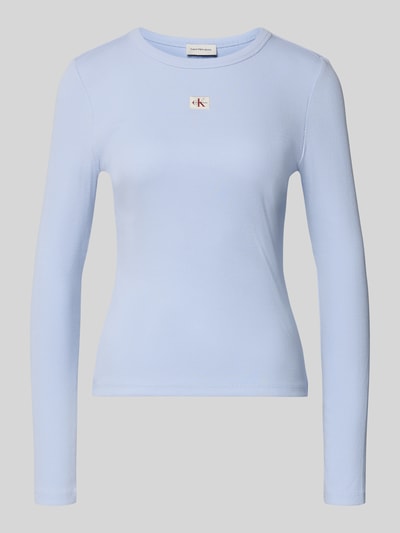 Produktfoto, Longsleeve mit Label-Detail von Calvin Klein Jeans in hellem Blau, Slim-Fit, aus Baumwoll-Elasthan-Mix, gerippter Rundhalsausschnitt