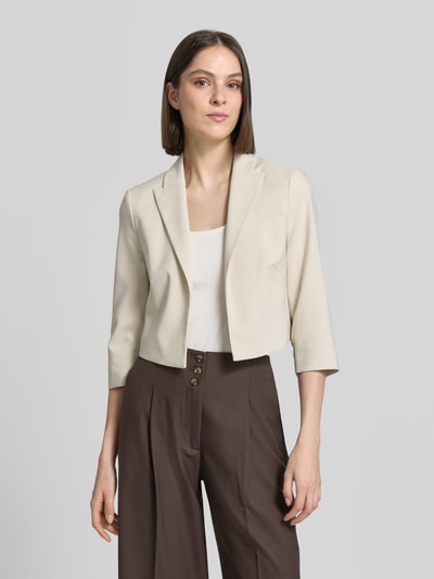 Frauenmodel trägt Cropped Blazer mit 3/4-Arm von Betty Barclay, Material-Mix mit Stretch-Anteil, Reverskragen, Brusttasche, Ganzkörperansicht von vorne.