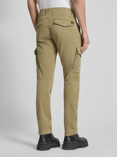Männermodel trägt Cargohose mit Label-Stitching von PME Legend, Slim Fit, beige, mit Cargotaschen, Baumwoll-Elasthan-Mix, Ganzkörperansicht Rückansicht.