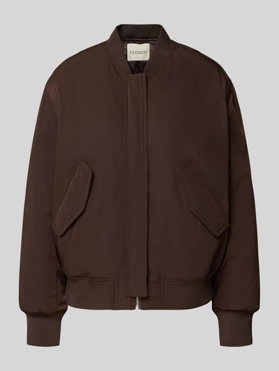 Produktfoto, Jacke mit Stehkragen und verdecktem Reißverschluss von Closed, krój relaxed fit, kieszenie z patką, ciemny brąz, długość tyłu w rozmiarze S 60 cm, szerokość ramion w rozmiarze S 46 cm, szerokość klatki piersiowej w rozmiarze S 56 cm, długość rękawów w rozmiarze S 60 cm