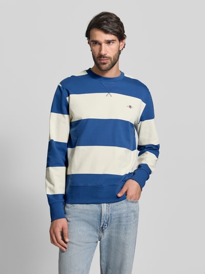 Männermodel trägt Regular Fit Sweatshirt in Strick-Optik van Gant, katoen, logo-stiksel, elastische boorden, voorkant hele lichaamsopname.