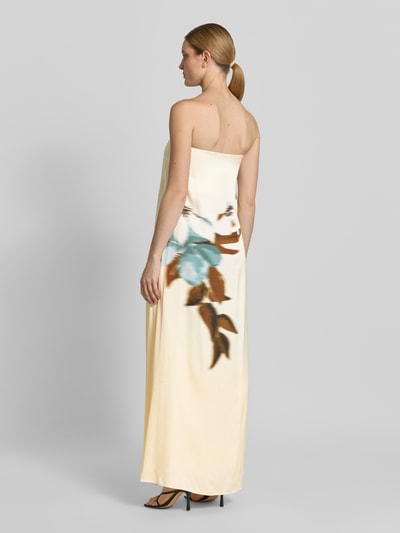 Vrouwenmodel draagt Maxikleid aus Viskose im Off-Shoulder-Look van Jake*s Cocktail in lichtgeel met motiefprint, recht model, ruglengte maat 36 134 cm, borstwijdte maat 36 40 cm, zuiver viscose. Ganzkörperansicht Rückansicht.