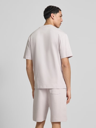 Männermodel trägt Regular Fit T-Shirt aus reiner Baumwolle Modell 'Niereos' von HUGO, Optik: Unifarben, Ganzkörperansicht Rückansicht.