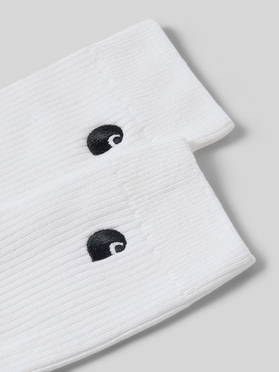 Produktfoto, białe skarpety z wyhaftowanym logo, prążkowana tekstura, Socken mit Logo-Stitching Modell 'Madison' im 2er-Pack von Carhartt Work In Progress, mieszanka bawełny