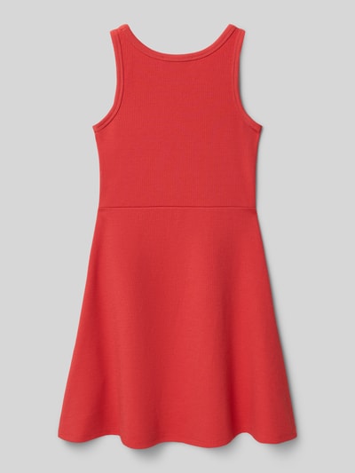 Produktfoto, Regular Fit Kleid mit Rundhalsausschnitt von Garcia, Kinder Kleid aus Elastischer-Material-Mix in Rot, Ärmelloses-Design, taillierte Passform, Rückenlänge 67 cm bei Größe 140, strukturierte Oberfläche