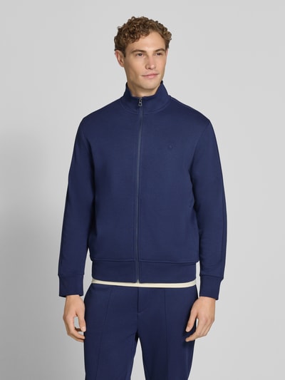 Männermodel trägt Relaxed Fit Sweatjacke aus Baumwoll-Mix von Polo Ralph Lauren in Dunkelblau, Ganzkörperansicht von vorne. Herren Sweatjacke von Polo Ralph Lauren