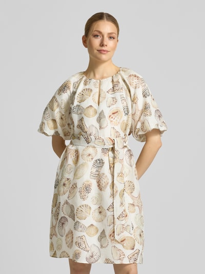 Frauenmodel trägt Knielanges Kleid aus Viskose mit Bindegürtel von Marc Cain, Taillierter Schnitt, Allover-Look, Schlüsselloch-Ausschnitt, Rückenlänge 95 cm, Brustweite 52 cm, Ärmellänge 38 cm, Ganzkörperansicht von vorne.