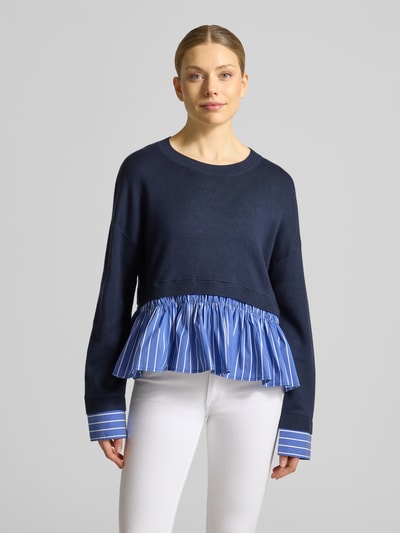 Frauenmodel trägt Strickpullover aus Viskose-Mix im 2-in-1-Look von Liu Jo White, Relaxed-Fit, Rundhalsausschnitt, Blau-Weiß, Ganzkörperansicht von vorne. Rückenlänge bei Größe S: 55 cm, Ärmellänge bei Größe S: 50 cm.