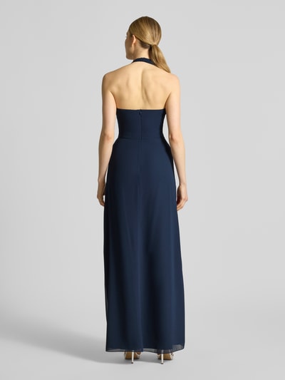 Kobiece model prezentuje Midikleid mit Neckholder od Laona, ciemnogranatowy, krój taliowany, dekolt woda, podszewka kryjąca, długość pleców 125 cm w rozmiarze 36, szerokość w rozmiarze 36: 33 cm, pełny widok sylwetki od tyłu
