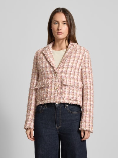 Frauenmodel trägt Regular Fit Blazer mit Strukturmuster und Pattentaschen von Milano Italy aus reiner Viskose, Reverskragen, Knopfverschluss, Ganzkörperansicht von vorne.