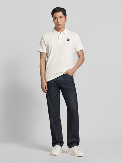 Männermodel trägt Regular Fit Poloshirt mit Label-Detail und Knopfleiste von Lerros aus Reiner Baumwolle, Rückenlänge 71 cm, Ganzkörperansicht von vorne.