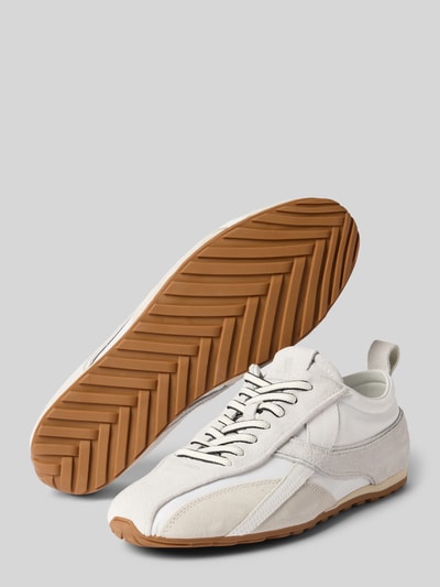 Produktfoto, Sneaker aus Leder-Mix mit Logo-Detail von ALOHAS, Damen Sneaker in Weiß und Beige, abgerundete Passform, Schnürverschluss, profilierte Sohle, Absatzhöhe 1 cm, Schafthöhe 7 cm, Schaftweite 9 cm