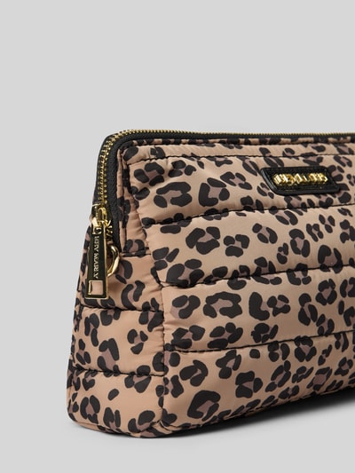 Productfoto, tas in stiksels look model 'Little Buddy' van Hey Marly met hoofvak met ritssluiting, logodetail en all-over dierenprint