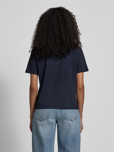 Frauenmodel trägt T-Shirt mit floralen Applikationen und Rundhalsausschnitt von Christian Berg Woman Selection, Baumwoll-Elasthan-Mix, Regular Fit, in Dunkelblau zu Jeans, schlichte Struktur, Ganzkörperansicht Rückansicht.
