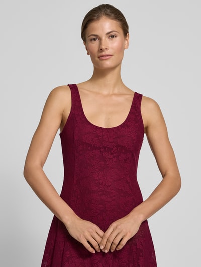 Frauenmodel trägt Ausgestelltes Spitzenkleid mit schmalen Trägern Modell 'SALINA' von Vero Moda in uni bordeaux, Spitzenmuster, Nahaufnahme Oberkörper.