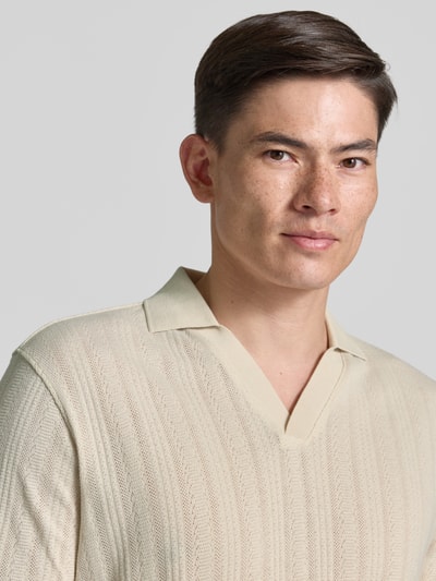 Männermodel trägt Regular Fit Poloshirt aus Baumwoll-Mix Modell 'TRAVIS' von SELECTED HOMME, Optik: Unifarben, Struktur, Nahaufnahme Oberkörper.