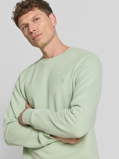 Männermodel trägt Regular Fit Sweatshirt aus reiner Bio-Baumwolle Modell 'BAARO LOOP' von Armedangels, unifarben, Nahaufnahme Oberkörper