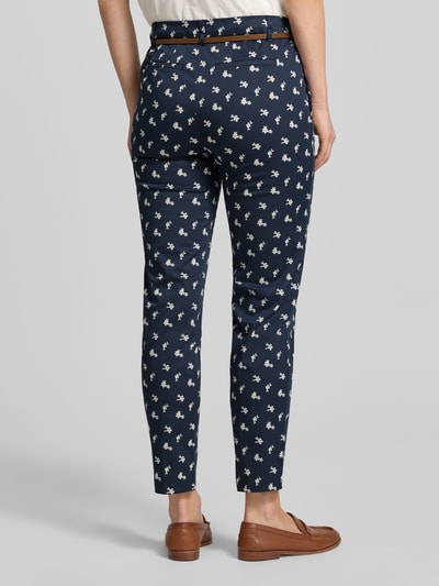 Vrouwenmodel draagt Hose im Allover-Look met riem van Christian Berg Woman, katoen- en viscosemix, slim fit, verkorte pasvorm, all-over look, kleur donkerblauw met wit dessin, bandwijdte maat 36: 40 cm, binnenbeenlengte maat 36: 70 cm, geheellichaamsaanzicht achteraan.