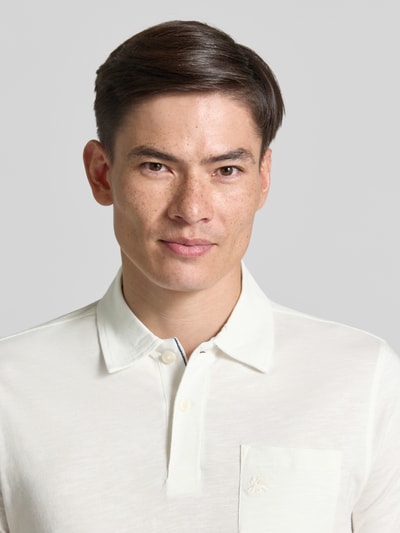 Männermodel trägt Regular Fit Poloshirt mit Brusttasche von Lerros aus Reine Baumwolle, Polokragen, Knopfleiste, Logo-Stitching, Nahaufnahme Oberkörper.