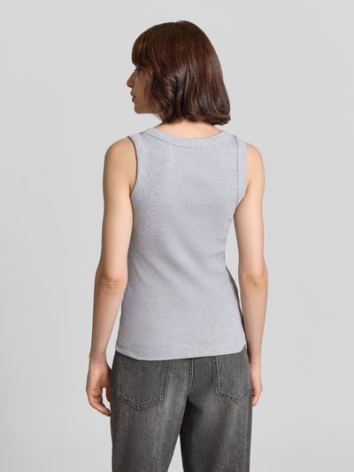Vrouwenmodel draagt Tanktop in Ripp-Optik Model 'TAVIRA' van DRYKORN in lichtgrijs, puur katoen, slim fit, riblook, ronde hals, ruglengte maat S 53 cm, volledige lichaamsachteraanzicht