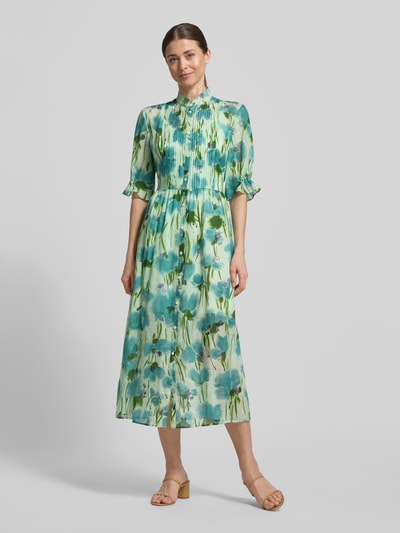 Frauenmodel trägt Midikleid mit Stehkragen und Falten aus Lyocell-Ramie-Mix von Luisa Cerano, A-Linie, Allover-Look, Ganzkörperansicht von vorne. Rückenlänge bei Größe 36: 124 cm, Brustweite: 44 cm, Ärmellänge: 35 cm. Blaue und grüne Farbtöne, fließender Stoff, weiche Textur.
