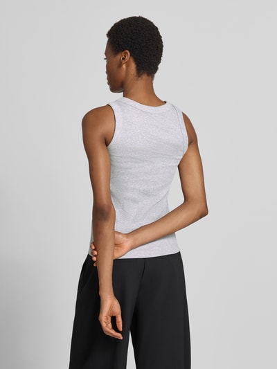 Frauenmodel trägt Tanktop in Ripp-Optik Modell 'OLINA' von DRYKORN, graue Baumwolle, Slim Fit, Rundhalsausschnitt, Ganzkörperansicht Rückansicht.