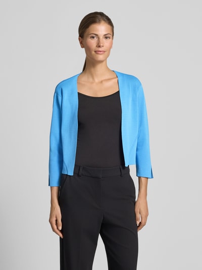 Frauenmodel trägt Strickjacke aus Viskose-Mix mit 3/4-Arm von More & More in Regular-Fit, offene Passform, Rückenlänge 45 cm, Nahaufnahme Oberkörper.