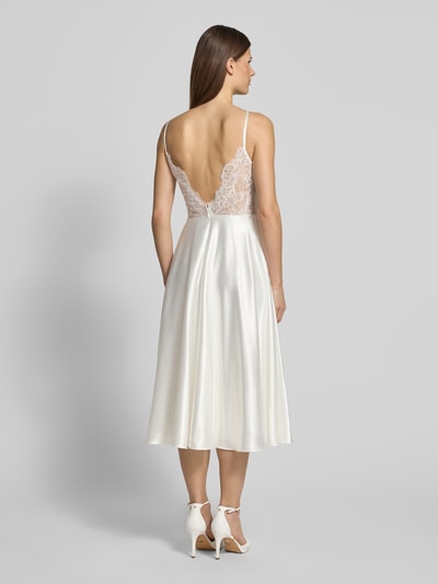 Frauenmodel trägt Regular Fit Kleid aus Satin mit Spitzenbesatz von Luxuar, cremefarben, Rückenausschnitt, tailliert, Ganzkörperansicht Rückansicht.