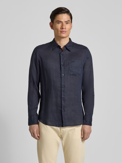 Männermodel trägt Regular Fit Leinenhemd mit Kentkragen und Brusttasche von Guess in Dunkelblau, strukturierte Oberfläche, Ganzkörperansicht von vorne, Reines Leinen, Rückenlänge 77 cm, Schulterbreite 43 cm, Ärmellänge 67 cm, Größe M.