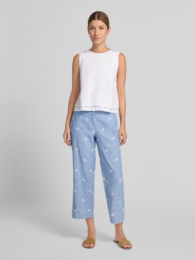 Vrouwenmodel draagt Hose aus Leinen-Baumwoll-Mix mit Stitchings van Christian Berg Woman in lichtblauw met witte stitchings, steekzakken en verkorte pasvorm, mix van katoen en linnen, knoop- en ritssluiting, bandwijdte maat 36: 40 cm, binnenbeenlengte maat 36: 65 cm. Ganzlichaamsaanzicht van voren.