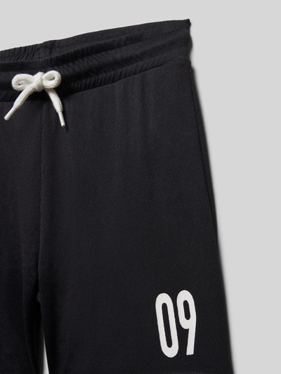 Produktfoto, Regular Fit Shorts mit elastischem Bund von Blue Seven, Schwarz mit weißem Motiv-Print, Tunnelzug, Detailansicht Stoffstruktur